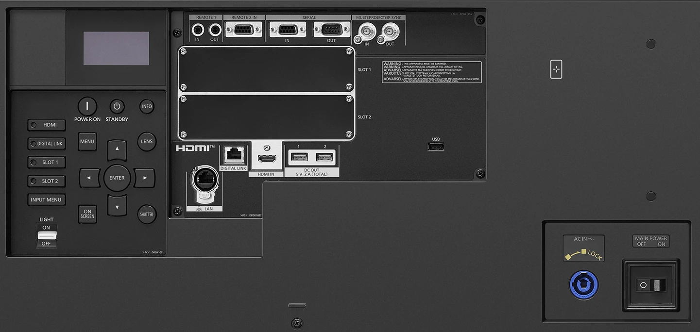 Dieses Bild zeigt den Projektor Panasonic PT-RQ35K2. Das Bild sind die vielfältigen Anschlüße.